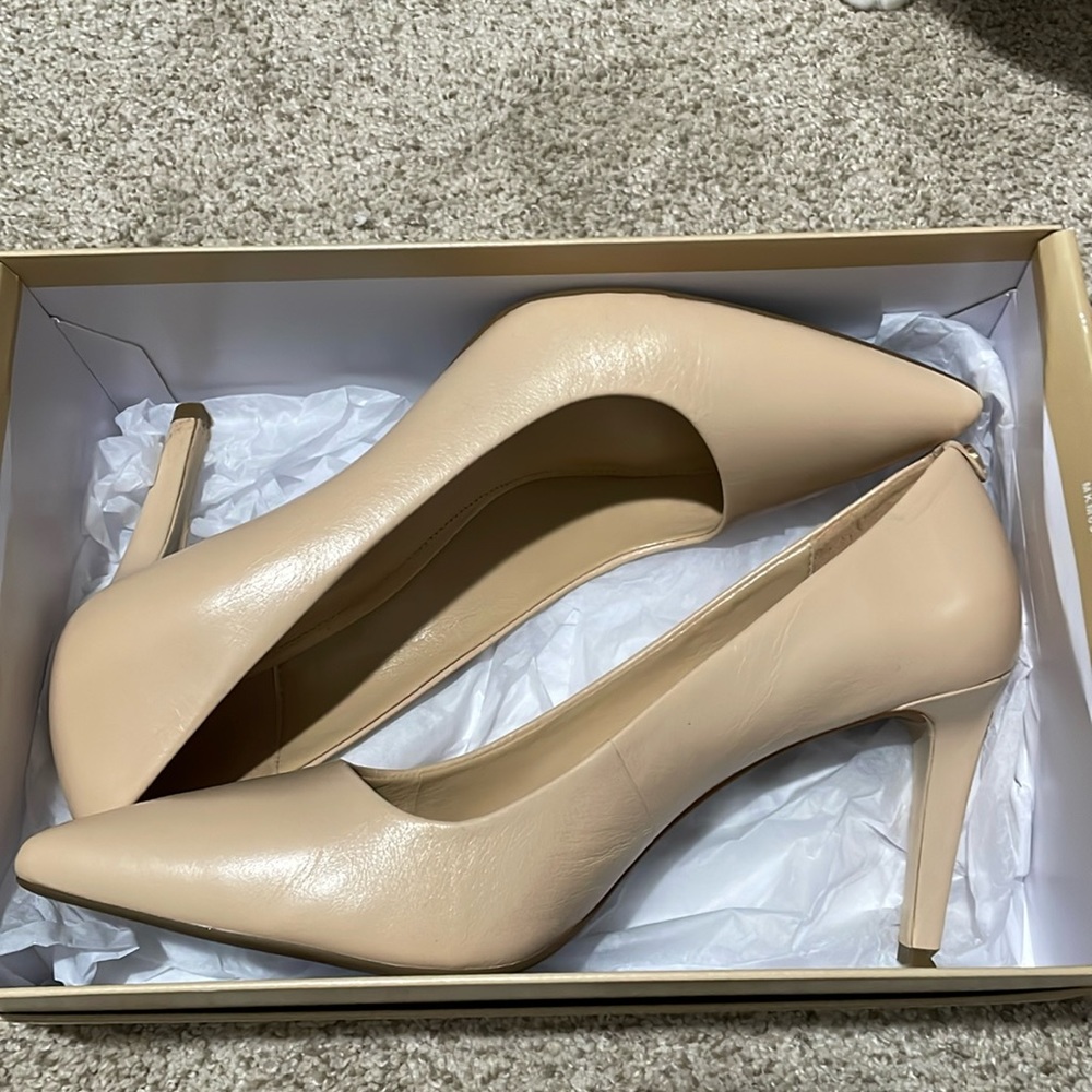 Michael Kors leather pumps in Dark Khaki